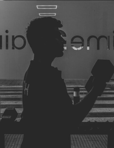 Entrenador personal de Time2Train ejercitándose con una mancuerna