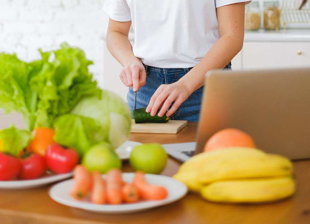 Entrenador de Time2Train con buen ambinte pasa pesa kettel a un deportista